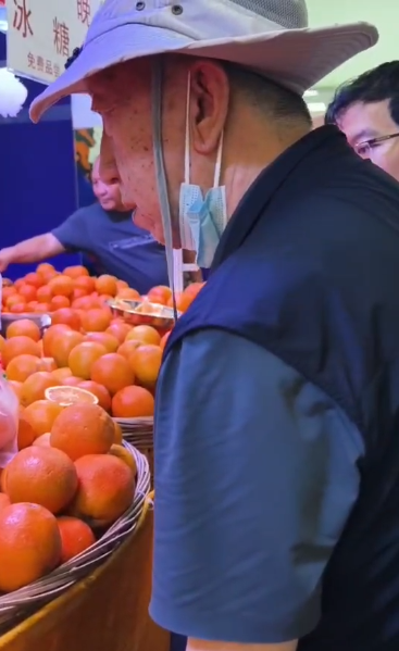 犇牛聚财 好博会 丨 观众排队争抢冰糖橙，大爷尝后直呼“甜”